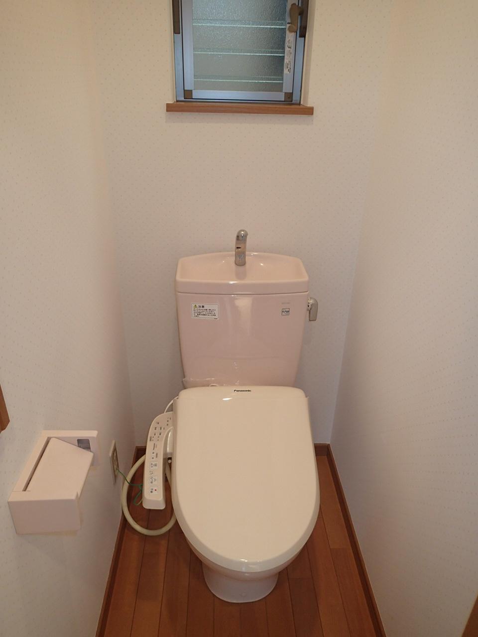 Toilet. Indoor (12 May 2013) Shooting