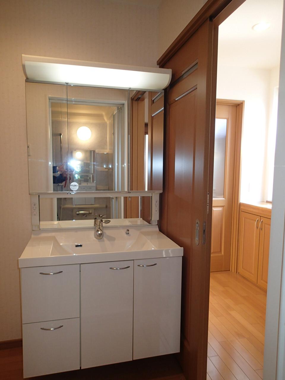 Wash basin, toilet. Indoor (12 May 2013) Shooting