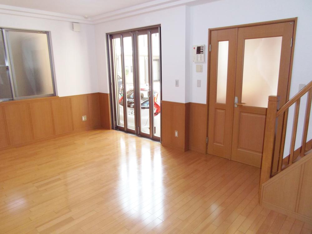 Living. Full open can sweep-out window with electric shutter