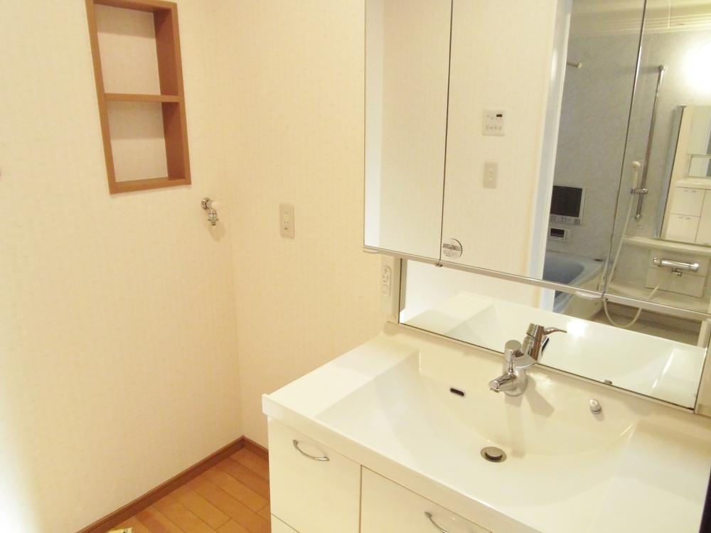 Wash basin, toilet. Wash basin of wide type with a three-sided mirror