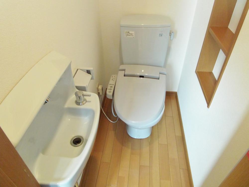 Toilet. Independent type with a hand-wash