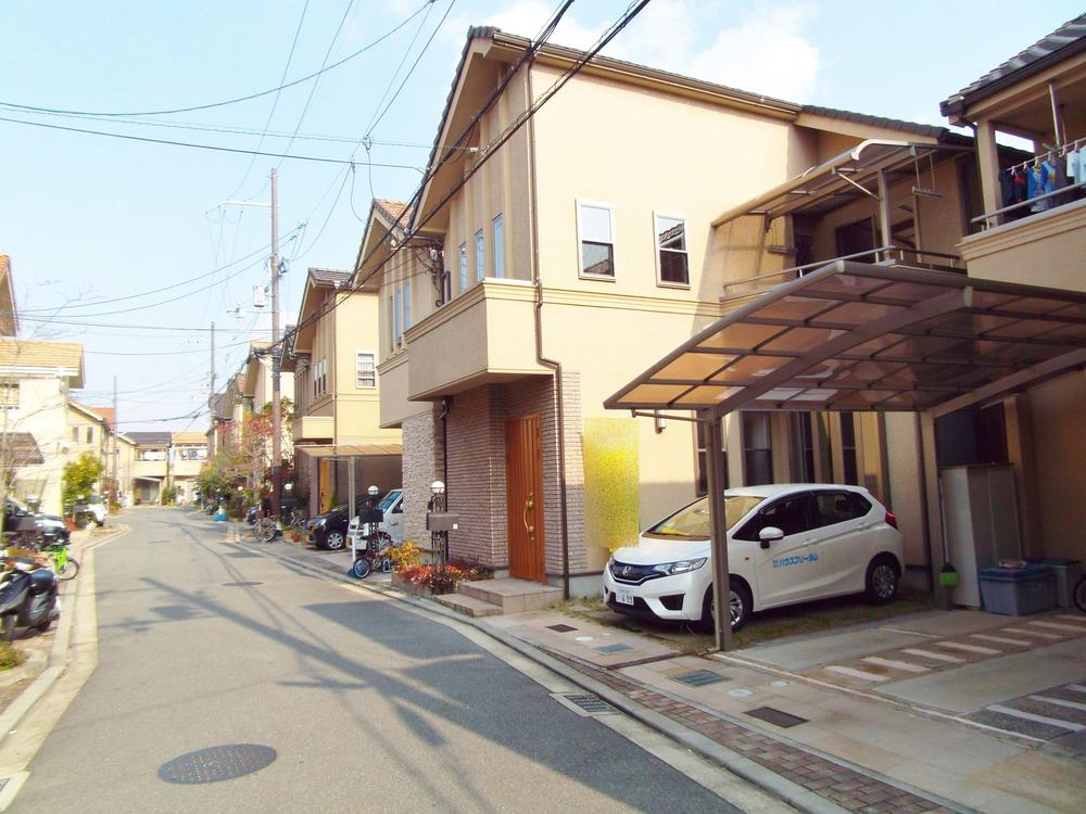 Local photos, including front road. It is a quiet residential area