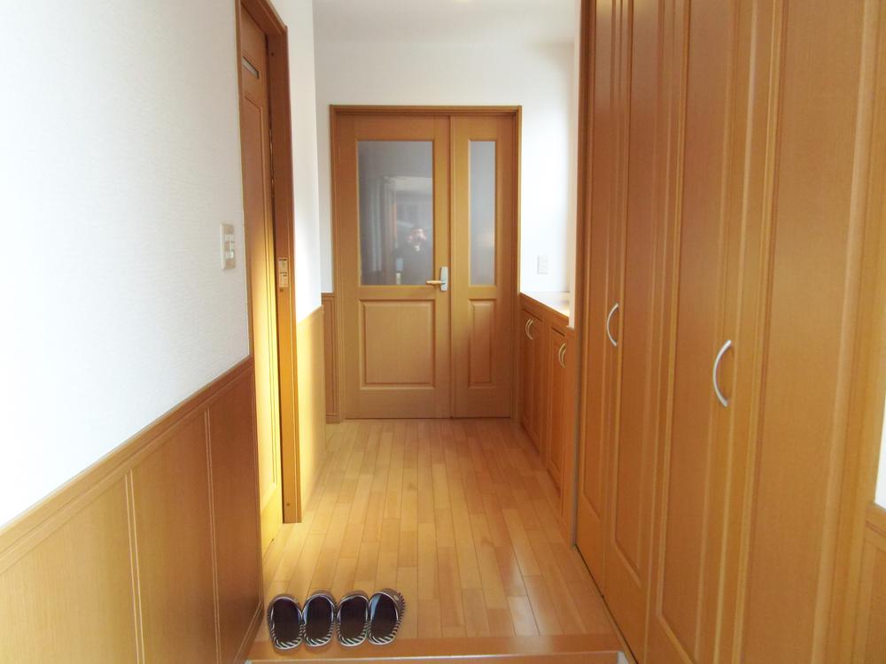 Entrance. High storage capacity entrance with storage two places