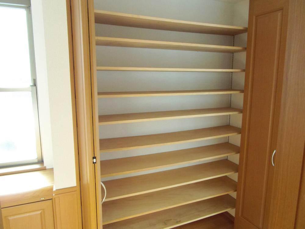 Entrance. Shoes you can store plenty wide cupboard