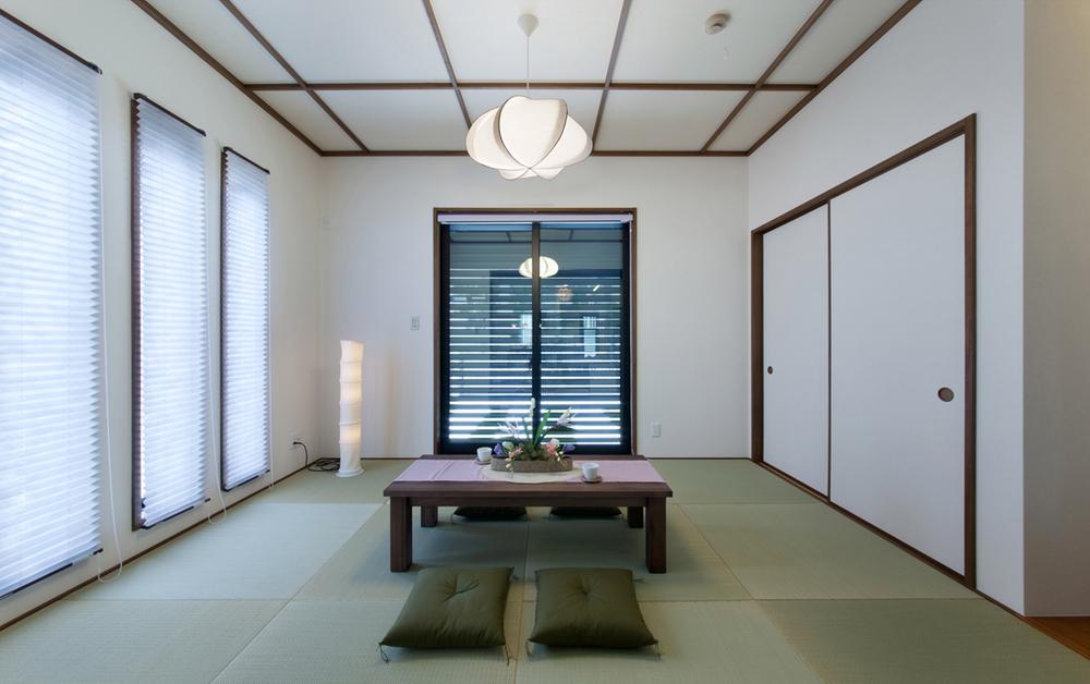 Open-minded Japanese-style rooms that lead from LDK. It has adopted a friendly step with no partition in the family. The windows facing the street, A blind shutter with automatic louvers installed, ventilation, While incorporating the lighting, Guard to block the people's line of sight