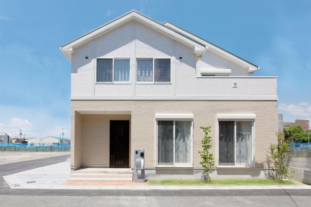 Model house photo. Appearance with a spread wide, It is impressive door and stylish gatepost with a profound feeling. Entrance is to ensure the comfortable width, It is a mansion with a space. (No. 11 land model house shooting photos)