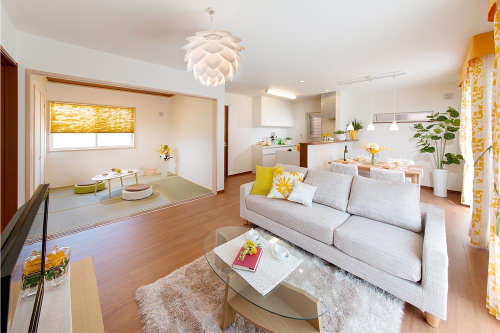 Model house photo. Insert the bright sunlight from the south side and the north side of the window, ventilation ・ LDK + Japanese-style room, which was blessed with lighting. You can feel the family wherever you are, Communication design is attractive. (No. 11 land model house shooting photos)