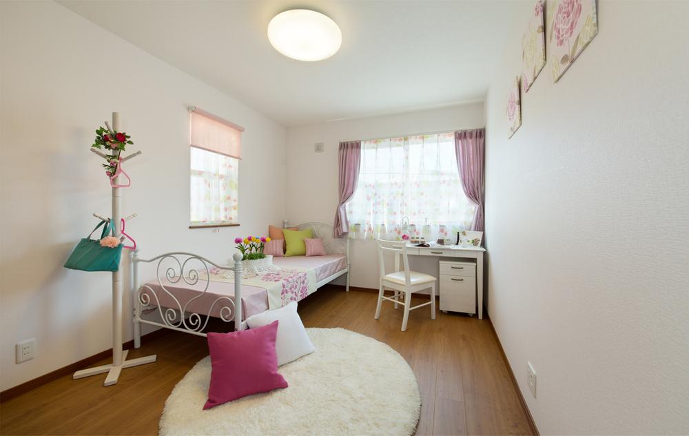 Model house photo. Or to the clutter-prone children's room by providing a large closet with plenty fit, We finished in bright space to incorporate daylighting. (No. 11 land model house shooting photos)