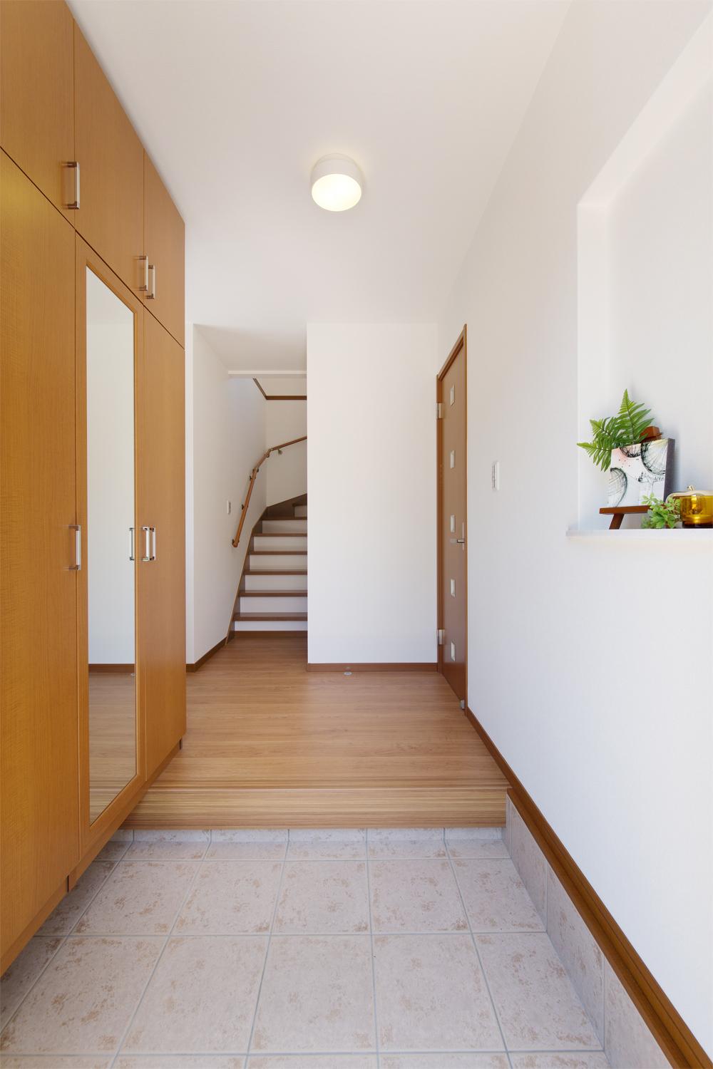 Model house photo. Entrance space with a loose and spread. And decorate flowers, It has established a niche to produce a healing of living. (No. 11 land model house shooting photos)