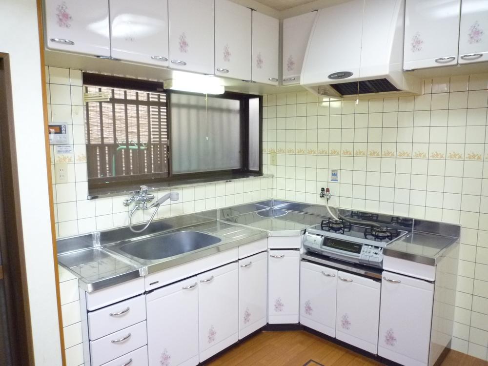 Kitchen. Easy-to-use L-shaped kitchen