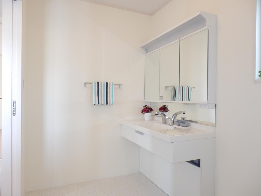 Wash basin, toilet. Basin with large washbasin ・ Changing room