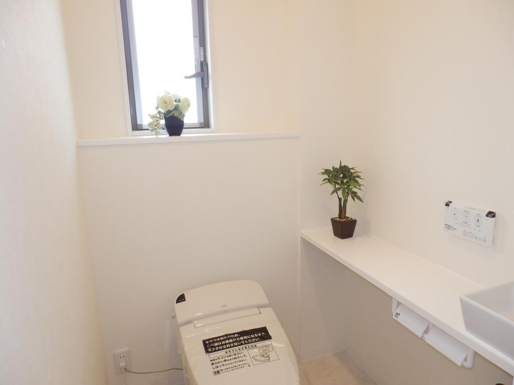 Toilet. Spacious toilet!