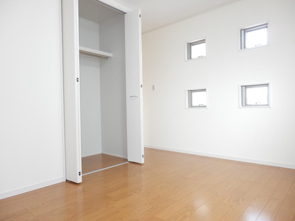 Non-living room. Western-style with a stylish window!