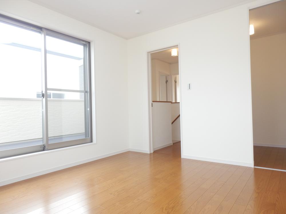 Non-living room. Western-style lead balcony!