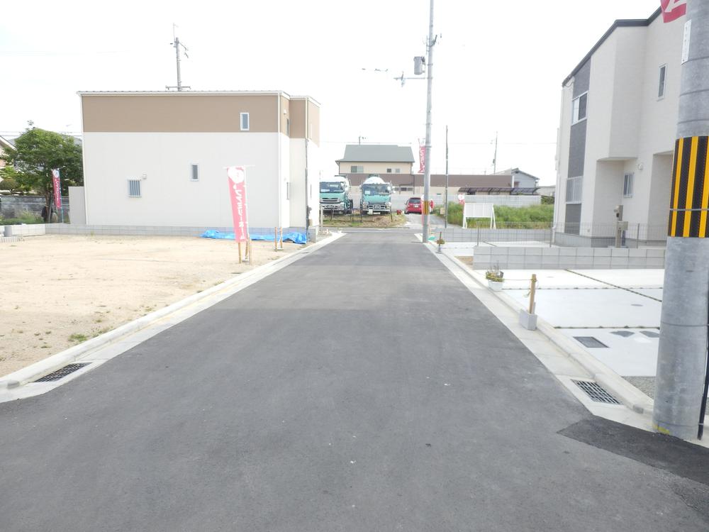 Local photos, including front road. Before the road is located 5.0m!