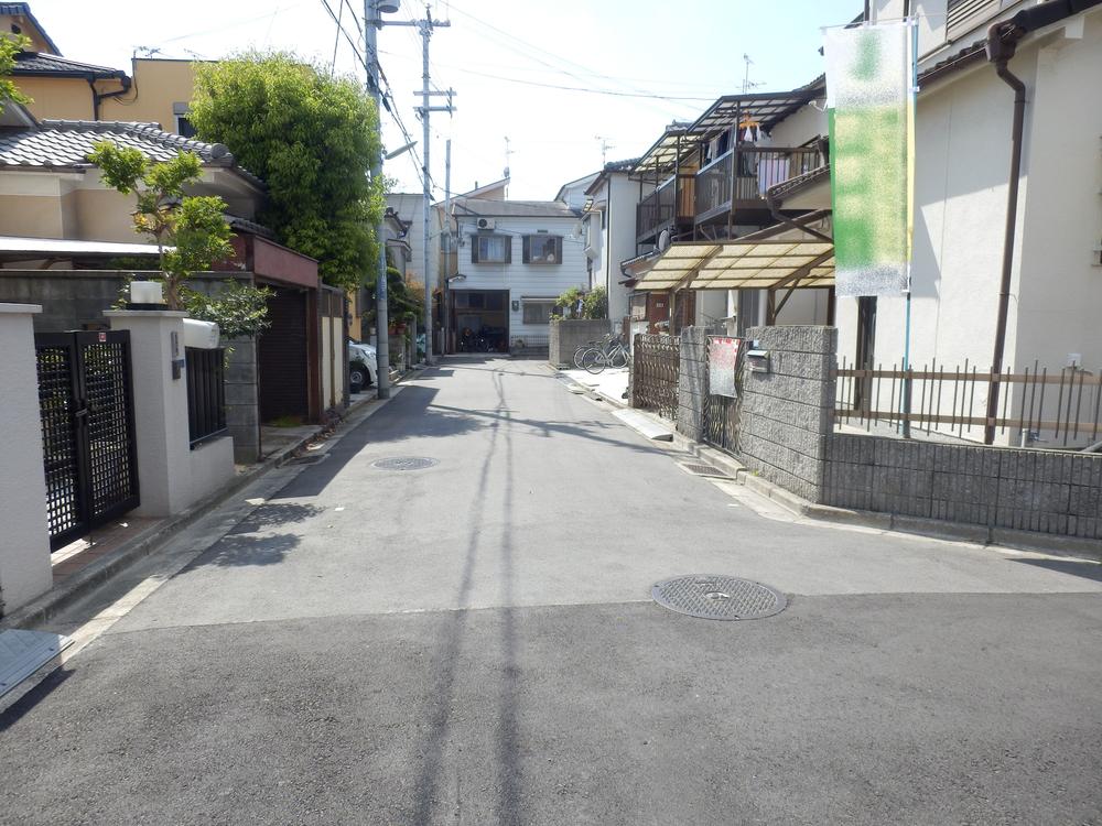 Local photos, including front road. Front road leisurely