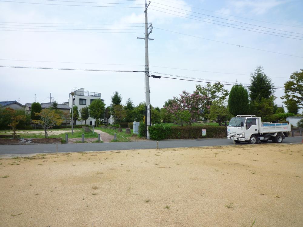 Local land photo. There is a park in front of the eye
