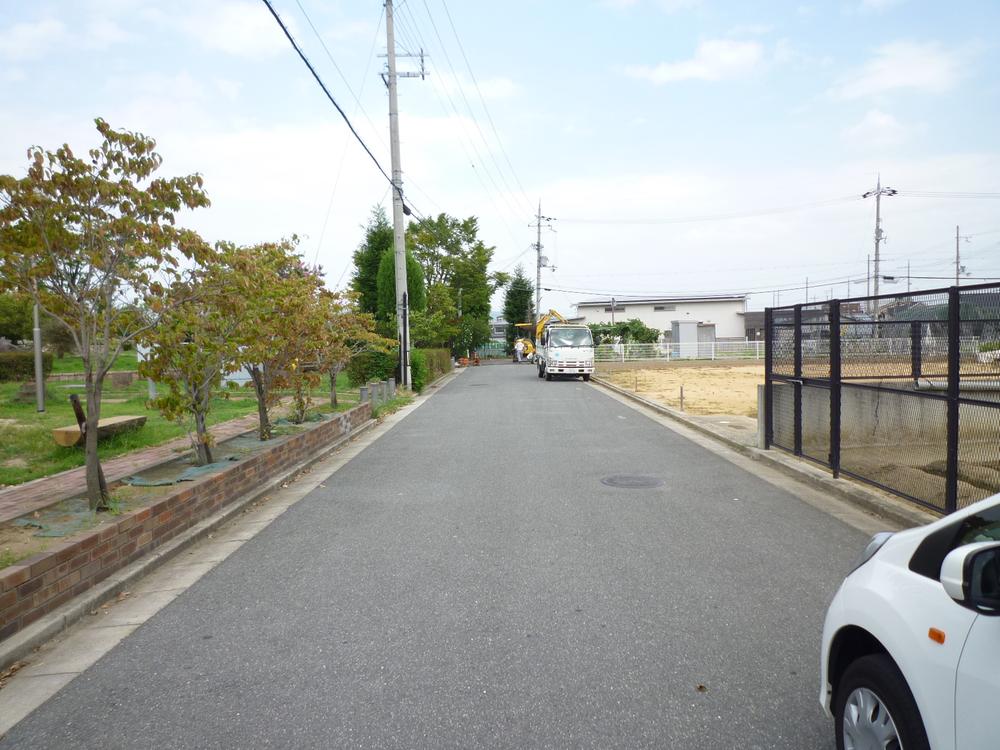 Local photos, including front road. Front road is about 6M