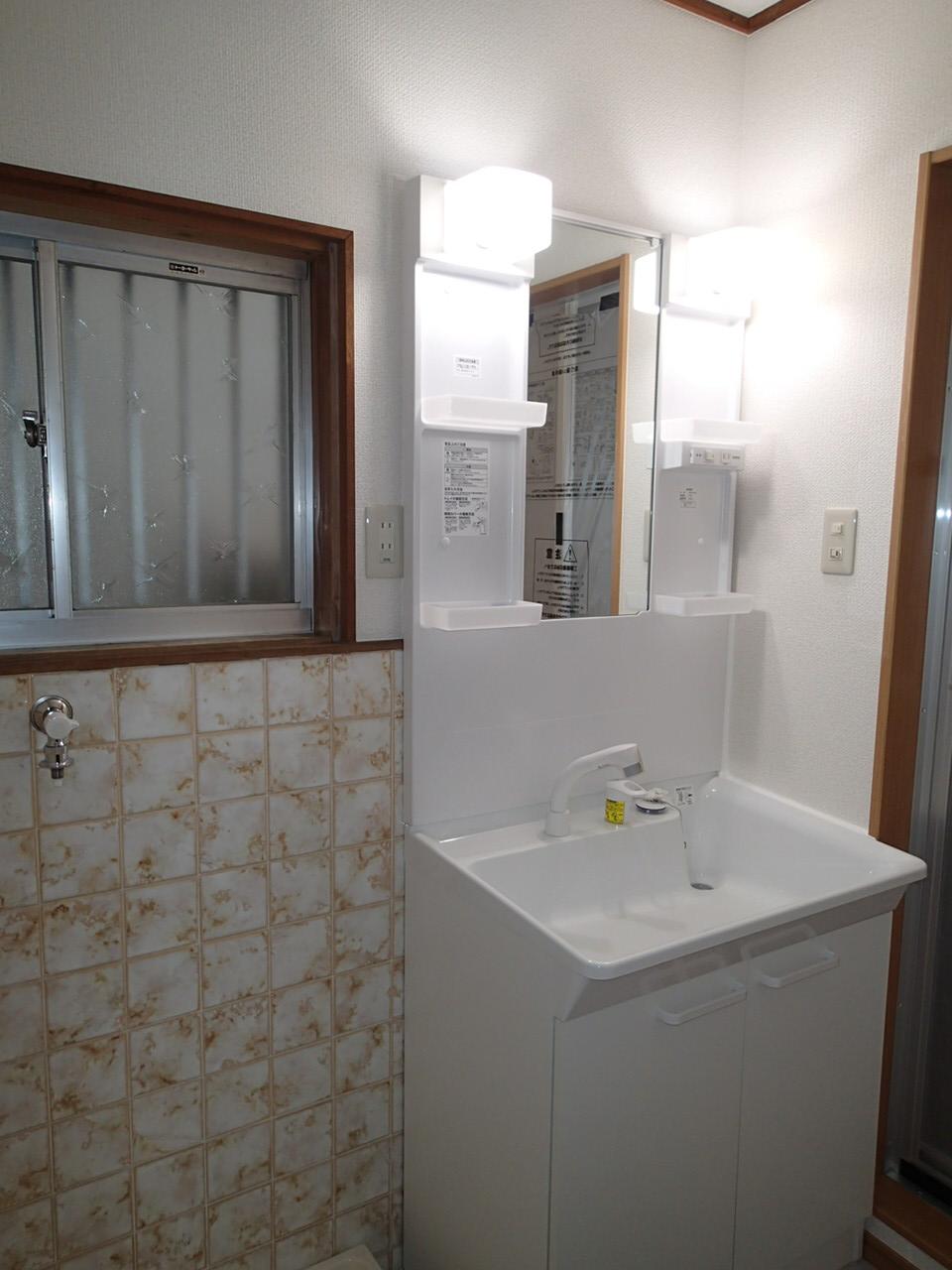 Wash basin, toilet. Indoor (06 May 2013) Shooting