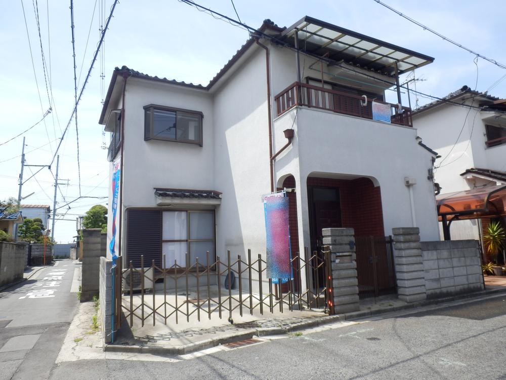 Local appearance photo. Per day per southeast corner lot is good !!