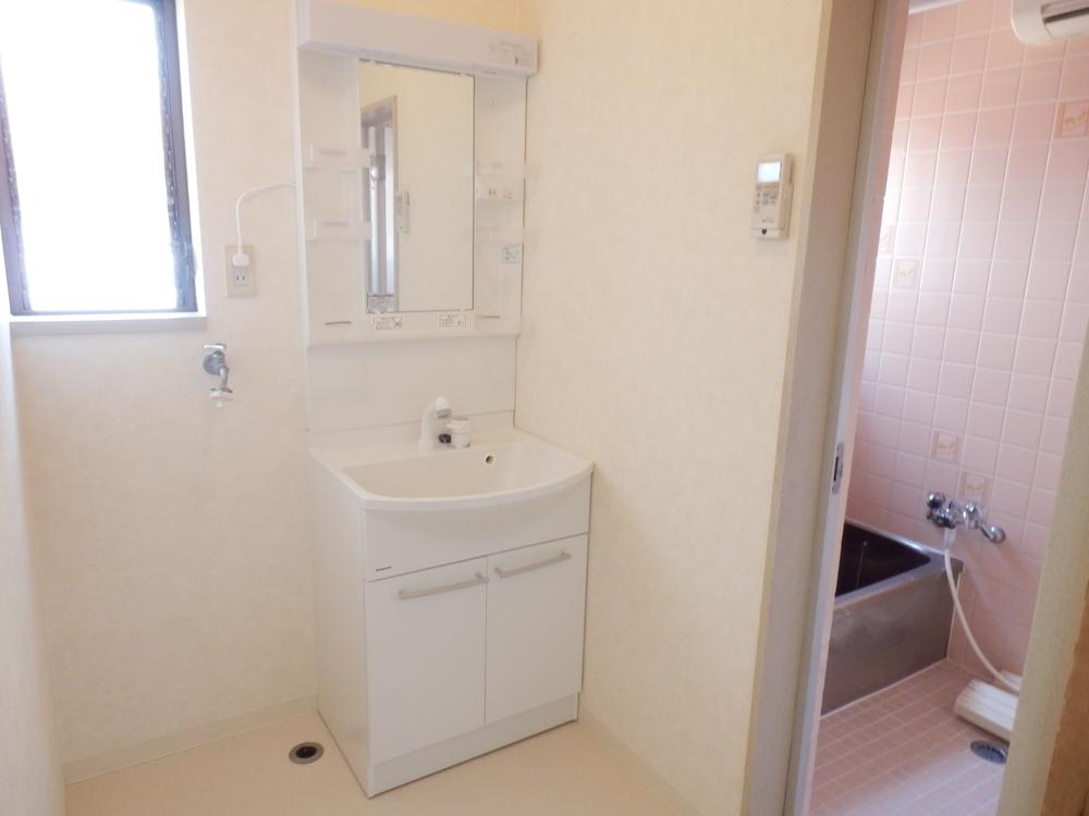 Wash basin, toilet. Clean wash basin! 