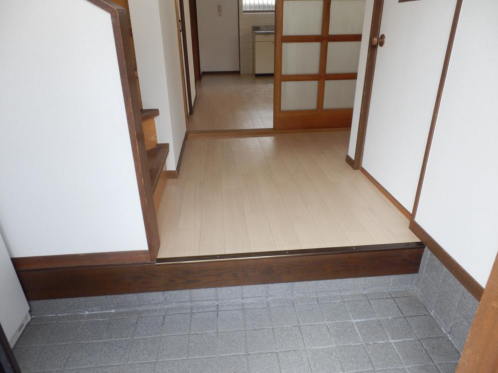 Entrance. Entrance is spacious! ! 