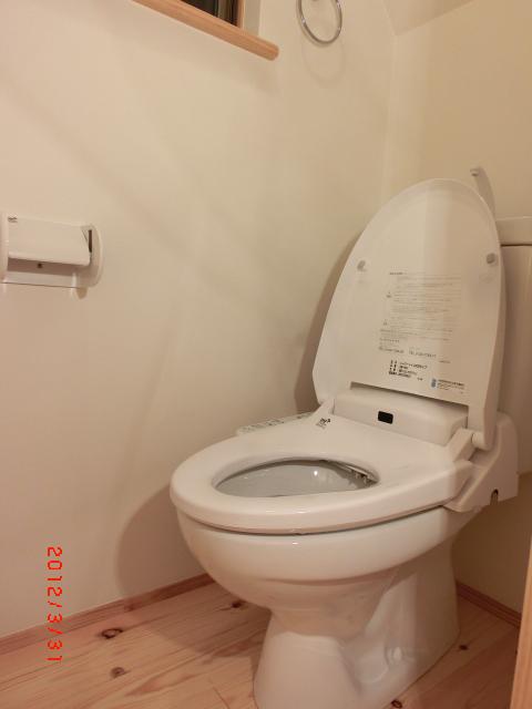 Toilet. Toilet adjacent to the 1F bedroom. Madoyu, Exhaust Fan, Furthermore towel ring with Washlet, Full-featured with up to cigarettes device.