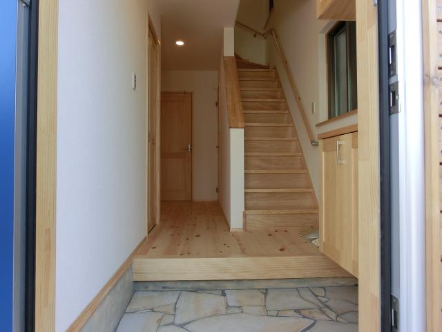 Entrance. Entrance porch, Look rich natural stone, It looks spacious in Cremona Stone (limestone).