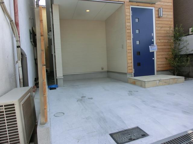 Parking lot. At night lights up in with ordinary car available parking garage down Light, Us instead of a house of expression. Come the direction of car lovers.