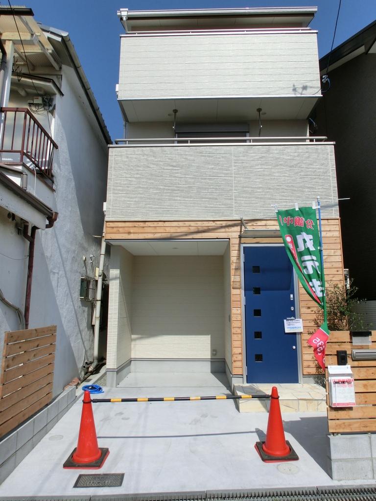 Local appearance photo. outer wall, Solid wood we use to fence strongly to termites, Strength and durability to excellent Cypress (Australia cypress).