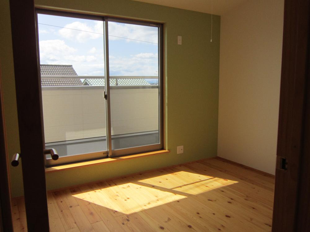 Non-living room. 3F west children room finished with wallpaper of one side green accent wall is a balcony. Here also is good view from the window, Bright and airy also good.
