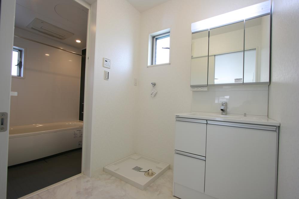 Wash basin, toilet. Indoor (12 May 2013) Shooting