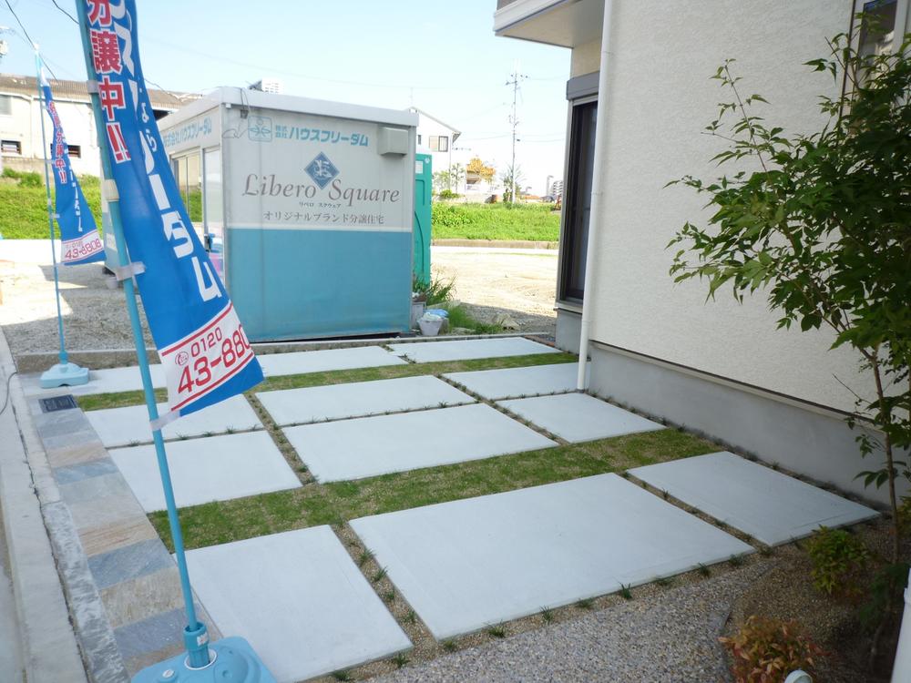 Parking lot. Local model house photo