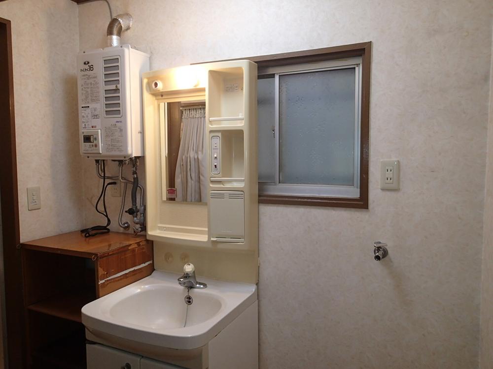 Wash basin, toilet. Indoor (10 May 2013) Shooting