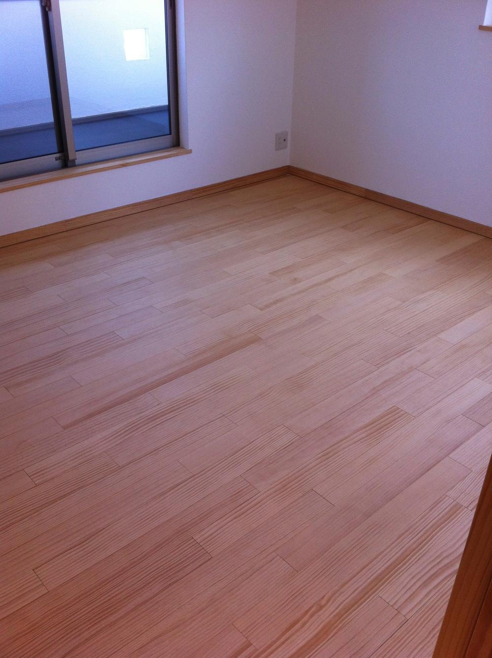 Non-living room. Using the solid wood on the floor.