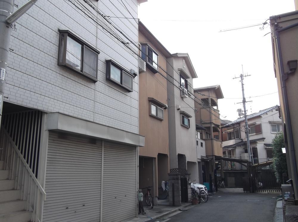 Local photos, including front road. Quiet residential area