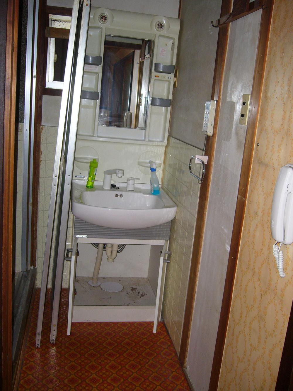 Wash basin, toilet. Indoor (07 May 2013) Shooting