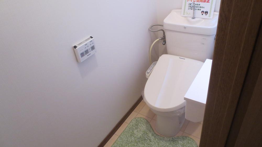 Toilet. It had made cleaning toilet seat. 