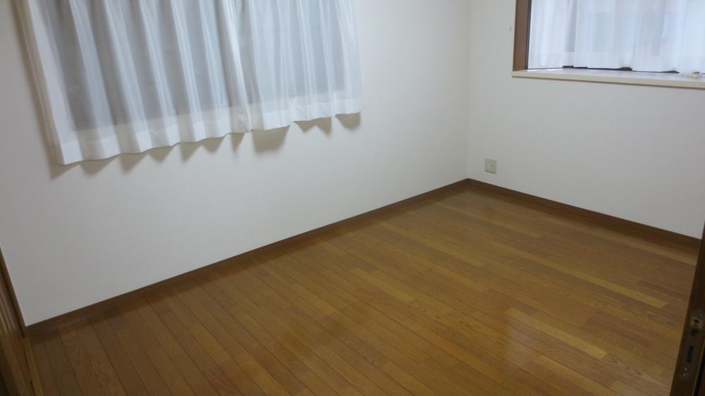 Non-living room. Completely renovated, It also had made curtain. 