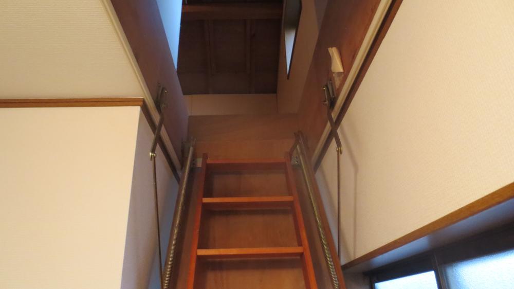 Receipt. There is attic storage of about four quires. 