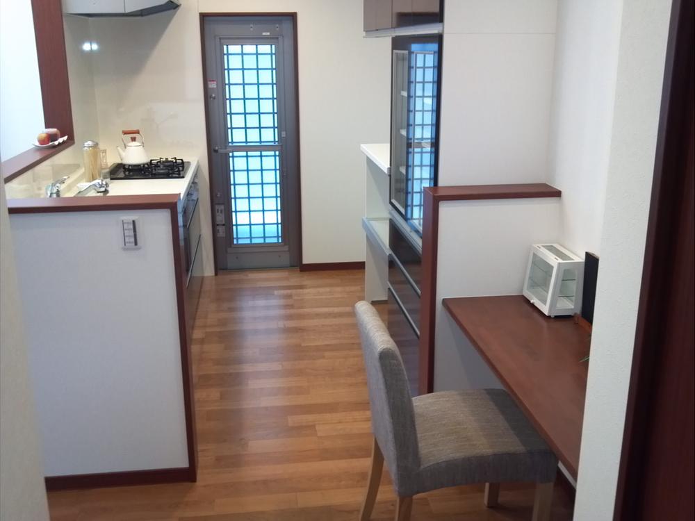 Other introspection. Mrs. corner of the kitchen next to While the housework, Please give a look at the homework of children.