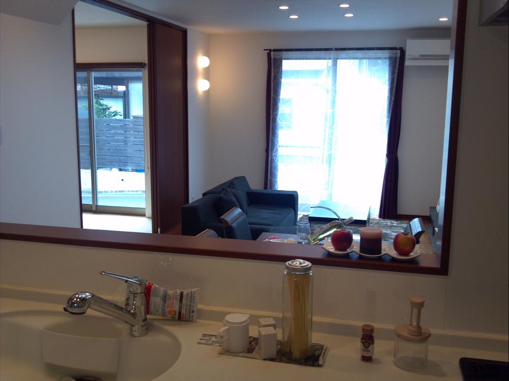 Kitchen. Straight living that can be from the kitchen continue to watch the growth of the child Local model house.