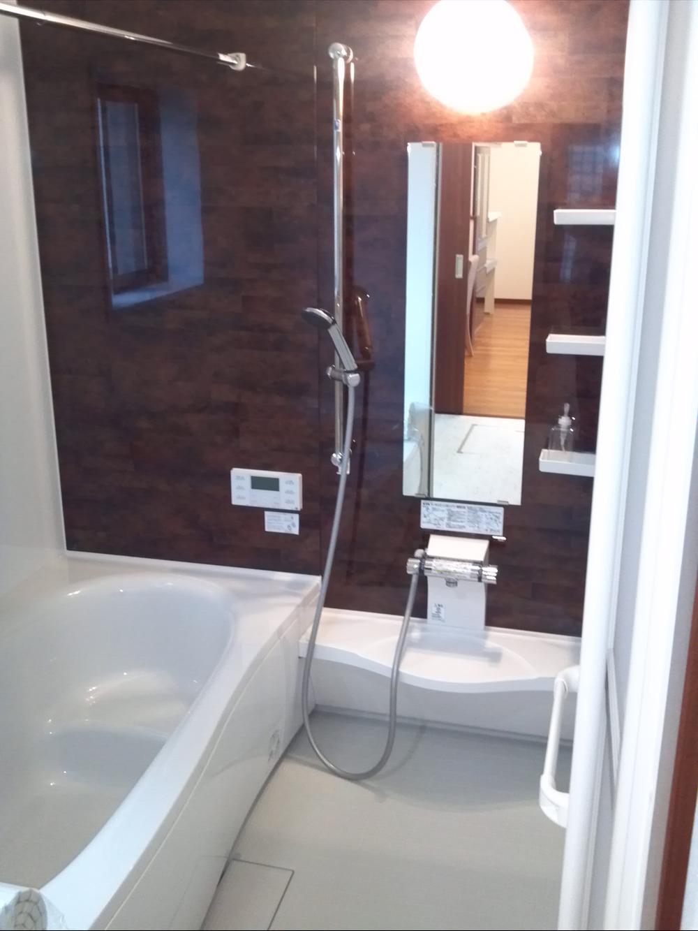 Other. TOTO ・ Panasonic ・ We will choose from three manufacturers of LIXIL. Adopt the bathroom of all manufacturers Hitotsubo type! Put you in the bath slowly stretched out foot. Half-length bath tub are also available.