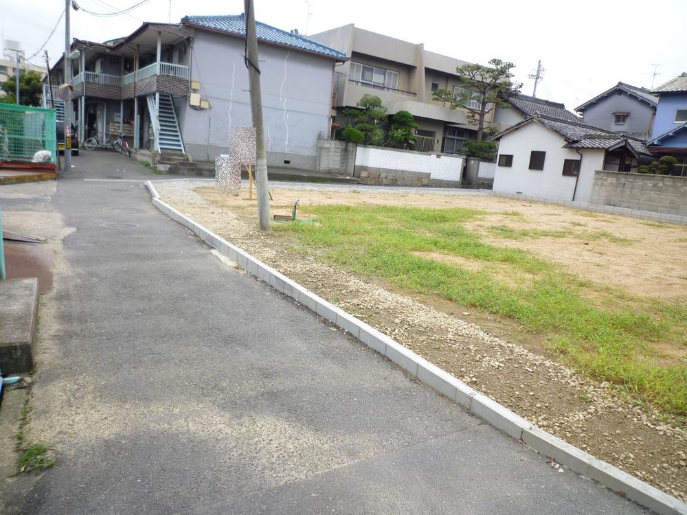 Local photos, including front road. Local situation is like this