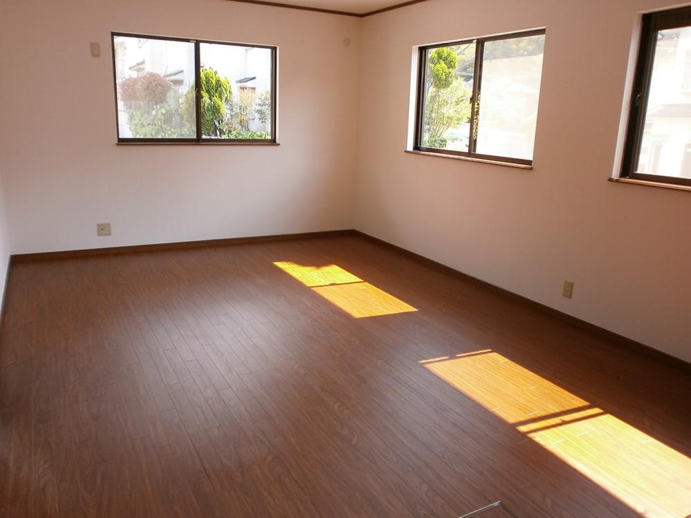 Living. LDK is south-facing 13 quires !!