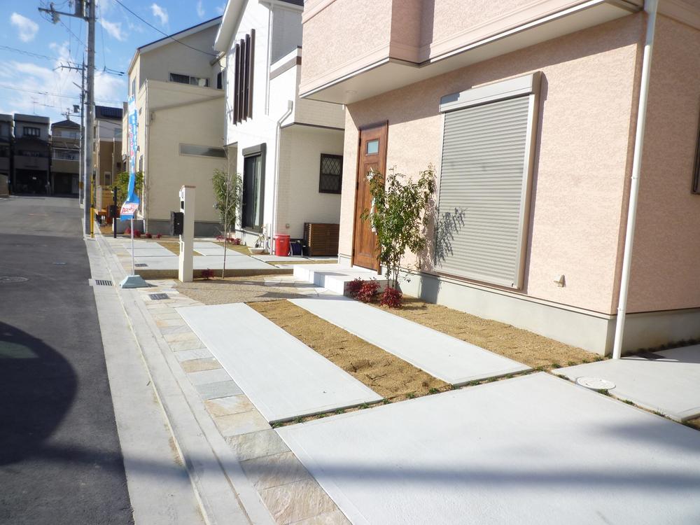 Local photos, including front road. South-facing bright house was completed