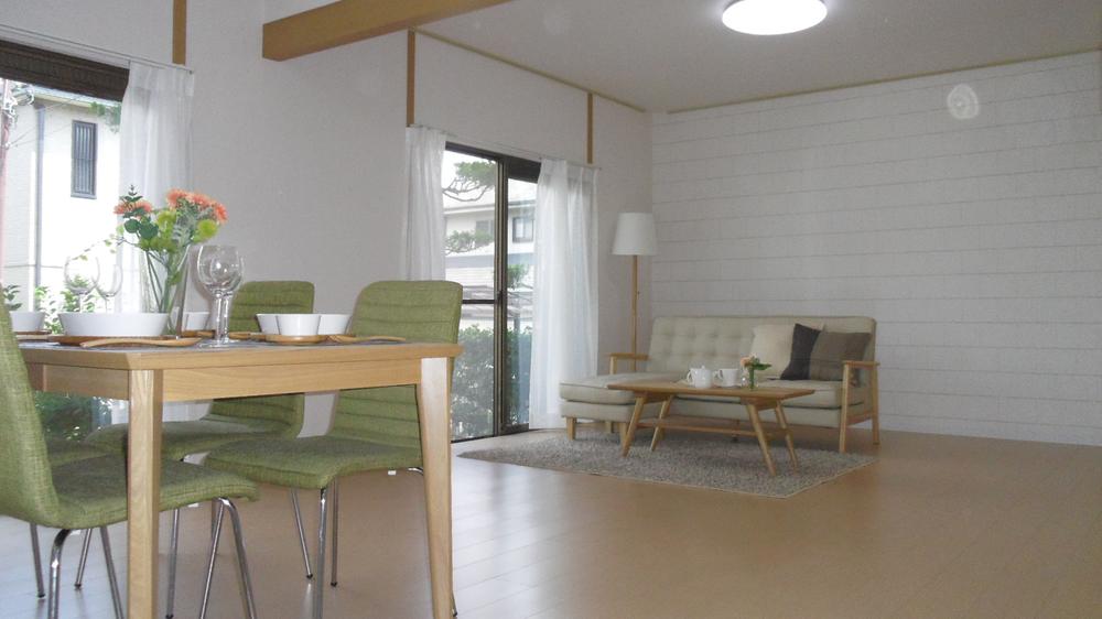 Living. Breadth also at the dining table there is plenty.