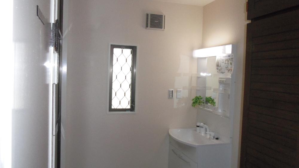 Wash basin, toilet. Washroom in which the white to the main There are very clean.