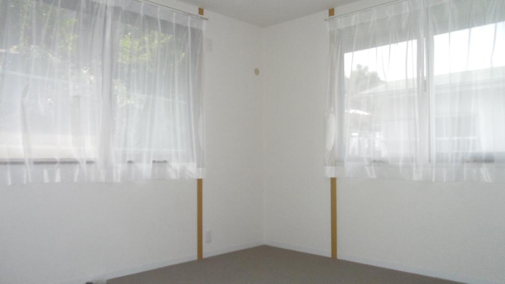 Other introspection. It is very bright rooms for in two directions there is a window.