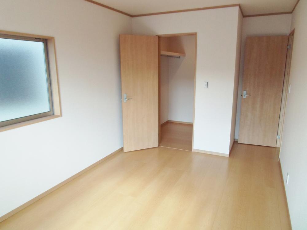 Non-living room. The 8 pledge of the living room has become a walk-in closet, There are amount of storage.